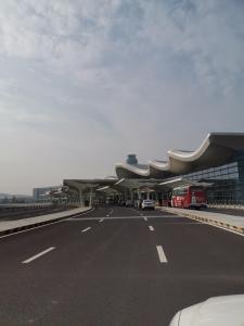 a highway with a building on the side of a road at Nanjing Lafei Hotel Lukou Airport Branch in Nanjing