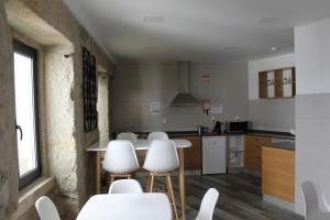 A cozinha ou kitchenette de ALOJAMENTO GIRASSOL - Guest House - Quarto com casa de banho privativa