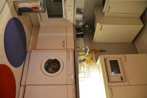einen Blick über eine Waschmaschine in einem kleinen Zimmer in der Unterkunft Loft Lambert in Lissabon