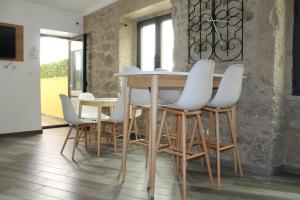 Uma televiso e/ou sistema de entretenimento em ALOJAMENTO GIRASSOL - Guest House - Quarto com casa de banho privativa