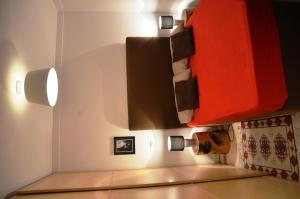 een slaapkamer met een bed met een rood bed bij Loft Lambert in Lissabon