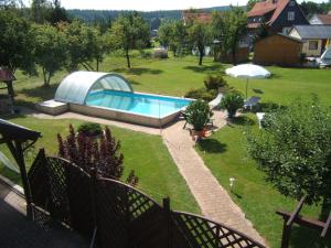 an image of a backyard with a swimming pool at Ferienwohnung Veit in Pennewitz