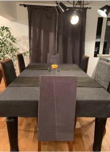 mesa de comedor con mantel gris en Agréable Logement à Vierzon, en Vierzon