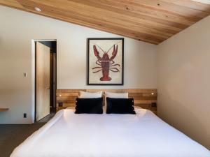 a bedroom with a large white bed in a room at Foxwood D by H2 Life in Niseko
