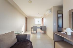 a living room with a couch and a table at Luxuoso Flat de 2 qts ao lado do CASV e do Riomar in Recife
