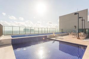 Piscina en o cerca de Luxuoso Flat de 2 qts ao lado do CASV e do Riomar