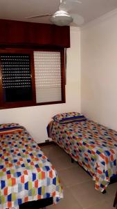 Postel nebo postele na pokoji v ubytování Apto com suíte e vista para o mar com churrasqueira, wi-fi e net.