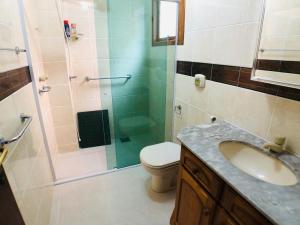 Koupelna v ubytování Apto com suíte e vista para o mar com churrasqueira, wi-fi e net. + 6 fotografií