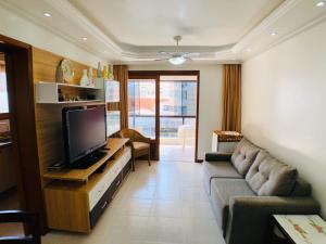 Posezení v ubytování Apto com suíte e vista para o mar com churrasqueira, wi-fi e net.