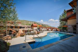 ein Pool in einem Resort mit einem Berg im Hintergrund in der Unterkunft The Crestwood Snowmass Village in Snowmass Village