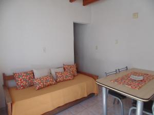 Habitación pequeña con cama y mesa en Las Marias Aparthotel en Luján de Cuyo