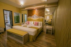 una camera da letto con un grande letto con cuscini rosa di Flamingo Dewata Pool Villa Uluwatu a Uluwatu
