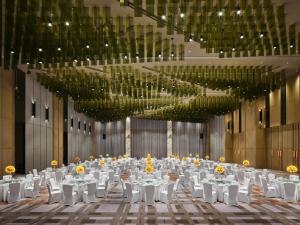 启东皇冠假日酒店餐厅或其他用餐的地方