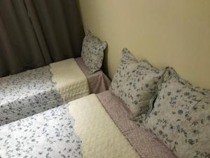 - un lit avec des oreillers dans l'établissement GA3-Hospedagem Próximo ao Aeroporto de Guarulhos, à Guarulhos
