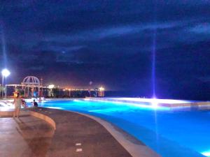 Bazén v ubytování Acapulco Resort nebo v jeho okolí