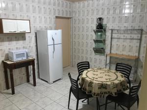 Virtuvė arba virtuvėlė apgyvendinimo įstaigoje GA3-Hospedagem Próximo ao Aeroporto de Guarulhos