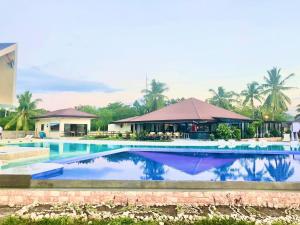 Bazén v ubytování Acapulco Resort nebo v jeho okolí