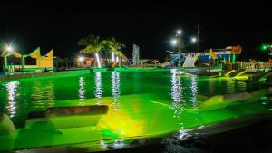 Bazén v ubytování Acapulco Resort nebo v jeho okolí