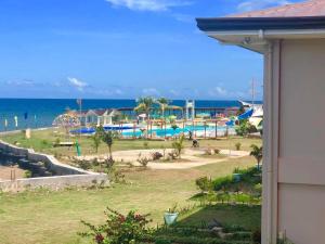 Bazén v ubytování Acapulco Resort nebo v jeho okolí