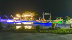 Bazén v ubytování Acapulco Resort nebo v jeho okolí
