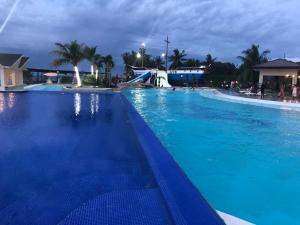 Bazén v ubytování Acapulco Resort nebo v jeho okolí