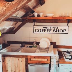 una cocina con un letrero de cafetería en la pared en Mirabella - Monte Petriolo, en Monte Petriolo