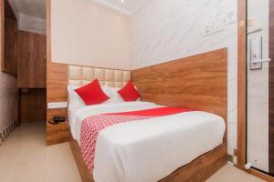 Krevet ili kreveti u jedinici u objektu Hotel Indore Mumbai