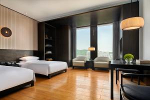 Tempat tidur dalam kamar di Hyatt Regency Wuhan Optics Valley