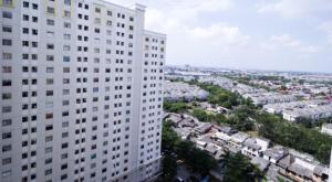 - une vue aérienne sur un bâtiment blanc dans l'établissement Apartment Gading Nias Residence, à Jakarta