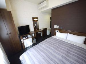 Katil atau katil-katil dalam bilik di Hotel Route-Inn Yokohama Bashamichi