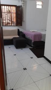 Habitación con 2 camas y suelo de baldosa. en Residência dos Félix, en Morro de São Paulo