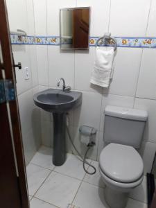 Baño pequeño con aseo y lavamanos en Residência dos Félix, en Morro de São Paulo
