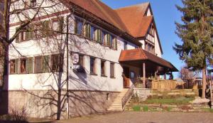 Casa blanca grande con techo marrón en Landgasthof Sonne, en Mainhardt