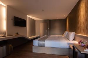 Een bed of bedden in een kamer bij iChapter Suvarnabhumi