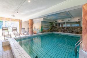 uma grande piscina numa casa em Ganzenhubhof em Goldegg im Pongau