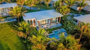 una vista aérea de una casa con palmeras en Maia Resort Quy Nhon, en Quy Nhon