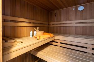 uma sauna com uma toalha e duas garrafas de água em Ganzenhubhof em Goldegg