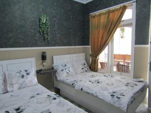 Postel nebo postele na pokoji v ubytování Penginapan Melati Sarangan