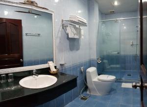 a bathroom with a toilet and a sink and a shower at Linh Phương 1 Hotel in Can Tho