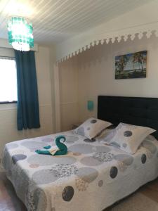 una camera da letto con un letto con un ciuccio sopra di Les GREVILLEAS a La Plaine des Cafres