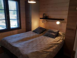 1 Schlafzimmer mit 2 Betten und einem Fenster in der Unterkunft Air-conditioned holiday home Vutnusmaja at Iso-Syöte in Syöte