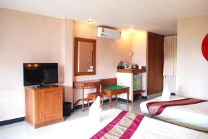 Habitación de hotel con 2 camas y TV de pantalla plana. en Maesalong Villa, en Mae Salong