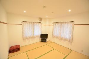 Una televisión o centro de entretenimiento en Kagura Mitsumata Cottage