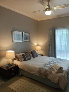 a bedroom with a large bed and a window at Charming country house close to Grafton in Waterview Heights