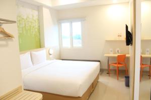 Postel nebo postele na pokoji v ubytování Zest Parang Raja Solo by Swiss-Belhotel International