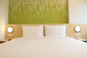 Postel nebo postele na pokoji v ubytování Zest Parang Raja Solo by Swiss-Belhotel International