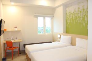 Postel nebo postele na pokoji v ubytování Zest Parang Raja Solo by Swiss-Belhotel International