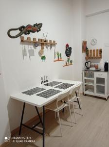 een keuken met een witte tafel en een wastafel bij Giordiehouse2 in Latina