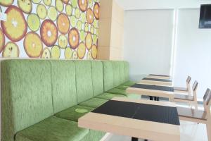 Posezení v ubytování Zest Parang Raja Solo by Swiss-Belhotel International
