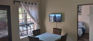 Una televisión o centro de entretenimiento en 13 @ Rhinoroad Nelspruit